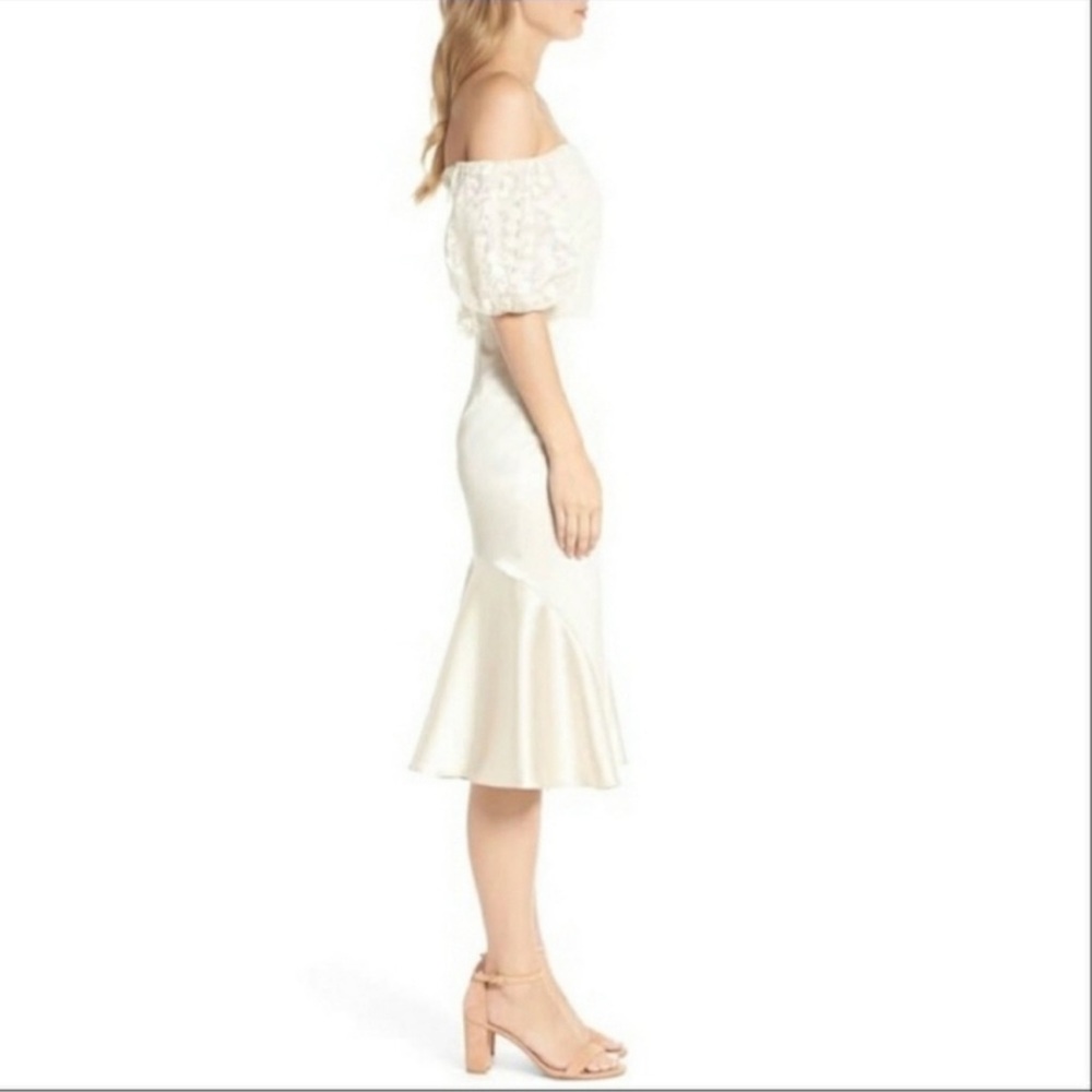 Gal Meets Glam Adele Off-Shoulder Lace Dress Cream Size 8 - Picture 3 of 7